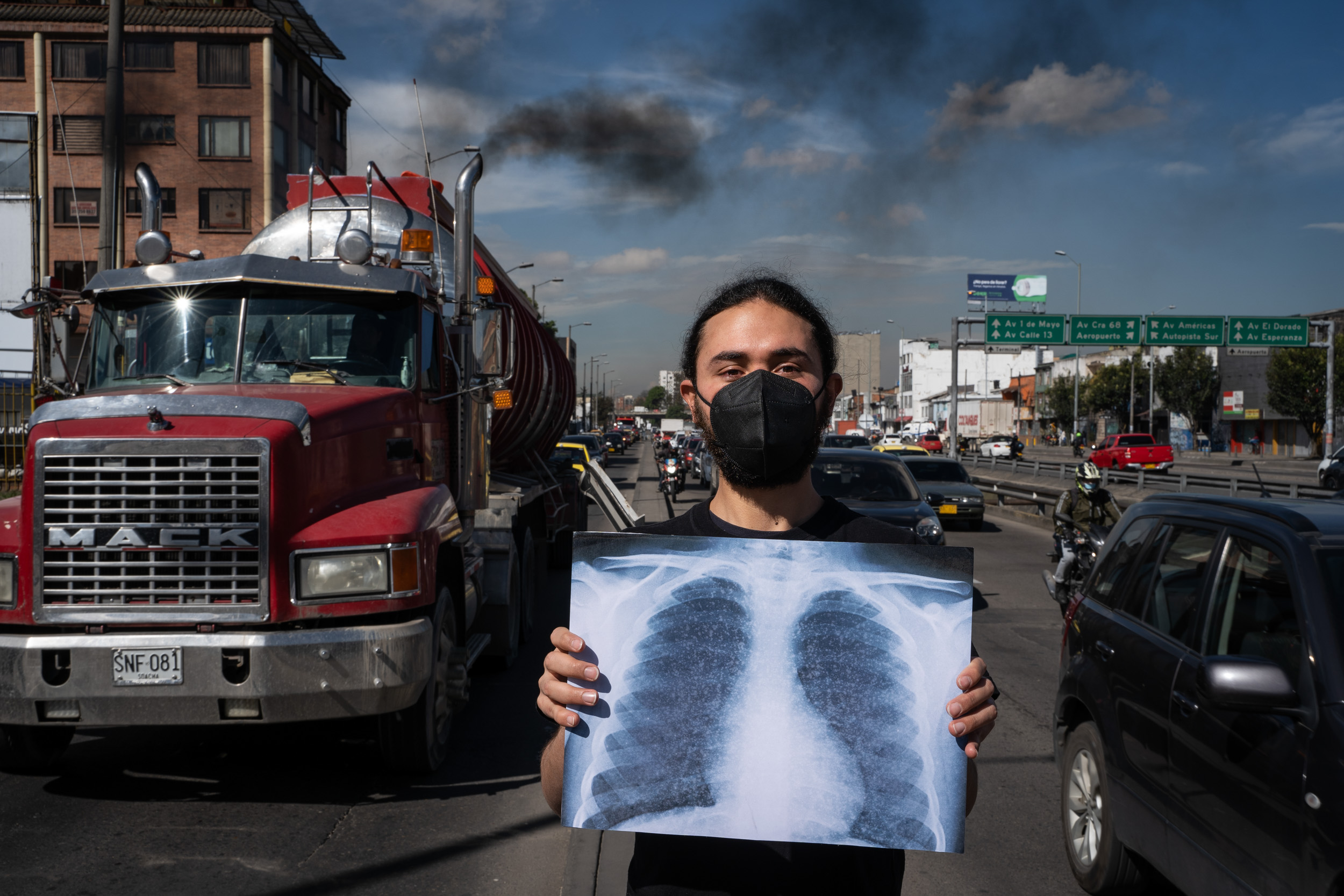 Greenpeace reclamó la urgente necesidad de que desde la Alcaldía de Bogotá aseguren el derecho de los ciudadanos a respirar aire limpio y a un ambiente sano. Bogotá se encuentra entre las 92 ciudades del mundo que exceden estos nuevos parámetros, y es la cuarta en Latinoamérica después de Santiago, Ciudad de México y Lima.
