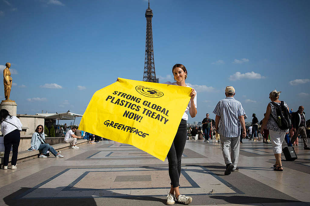 影星 Shailene Woodley 親赴巴黎會場支持綠色和平走塑倡議,促請《全球塑膠公約》落實具體減塑政策。© Noemie Coissac / Greenpeace
