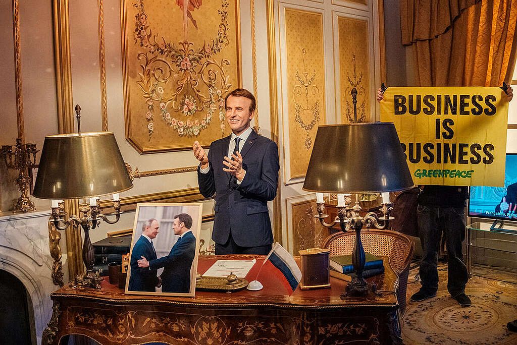 Greenpeace unfurled a ‘Business is business’ banner, and placed a photo of Emmanuel Macron with Vladimir Putin on Emmanuel's desk, to denounce France's double talk on Ukraine and the lack of political coherence in Emmanuel Macron's actions. © Basile Barjon / Greenpeace Greenpeace unfurled a ‘Business is business’ banner, and placed a photo of Emmanuel Macron with Vladimir Putin on Emmanuel's desk, to denounce France's double talk on Ukraine and the lack of political coherence in Emmanuel Macron's actions. © Basile Barjon / Greenpeace