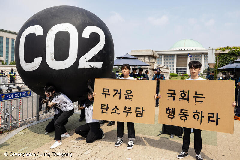청년들이 정부에 미래세대를 위한 탄소예산을 반영한 온실가스 감축목표의 설정을 요구하고 있다.