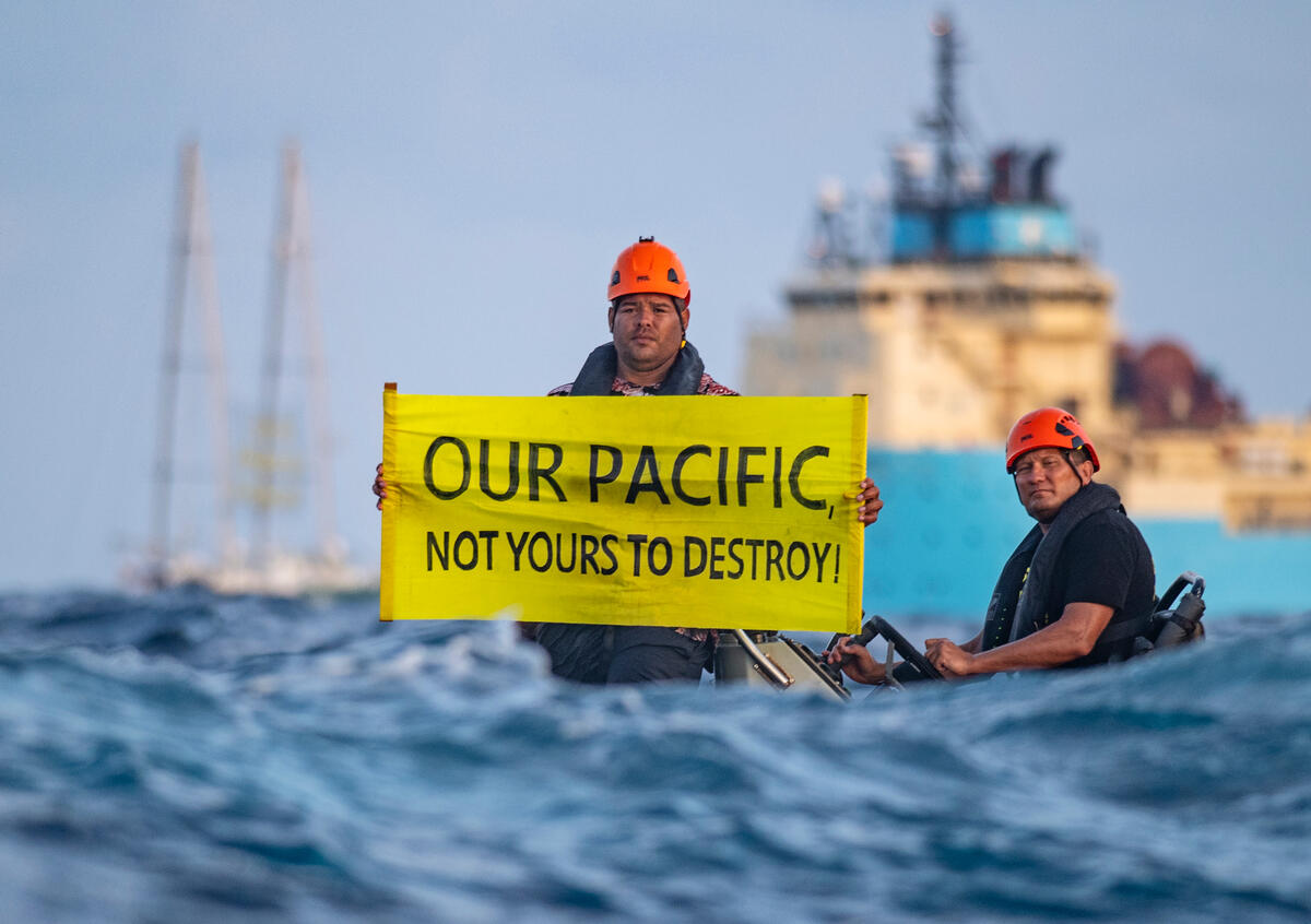 Protest against Deep Sea Mining in the Pacific. © Marten van Dijl / Greenpeace En Greenpeace-aktivist fra Fiji viser et banner med teksten «Our Pacific Is Not Yours To Destroy» under en protest mot gruvedrift på havbunnen i Stillehavet.