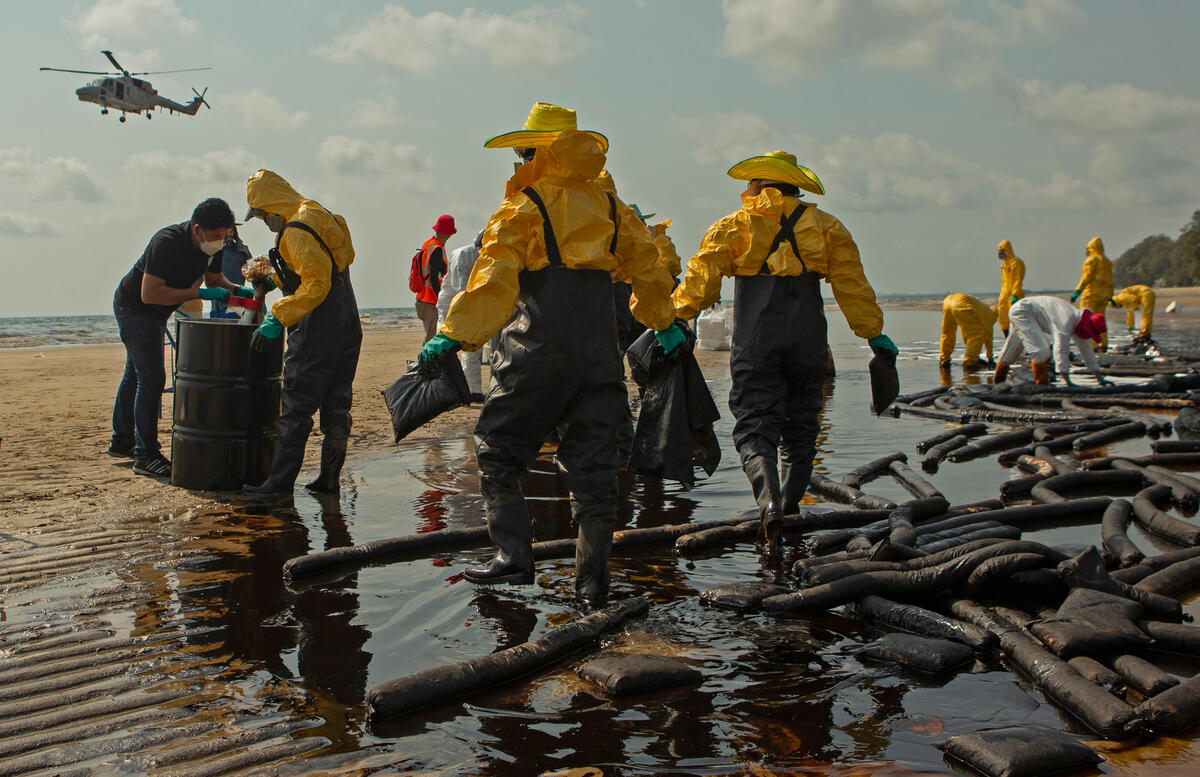Oil Spil in Rayong, Thailand. © Chanklang Kanthong / Greenpeace Oil Spil in Rayong, Thailand. © Chanklang Kanthong / Greenpeace