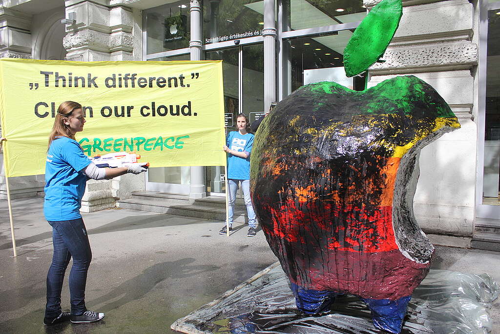 iCloud Action at Apple Store in Budapest. © Anna Veljanovich / Greenpeace iCloud Action at Apple Store in Budapest. © Anna Veljanovich / Greenpeace